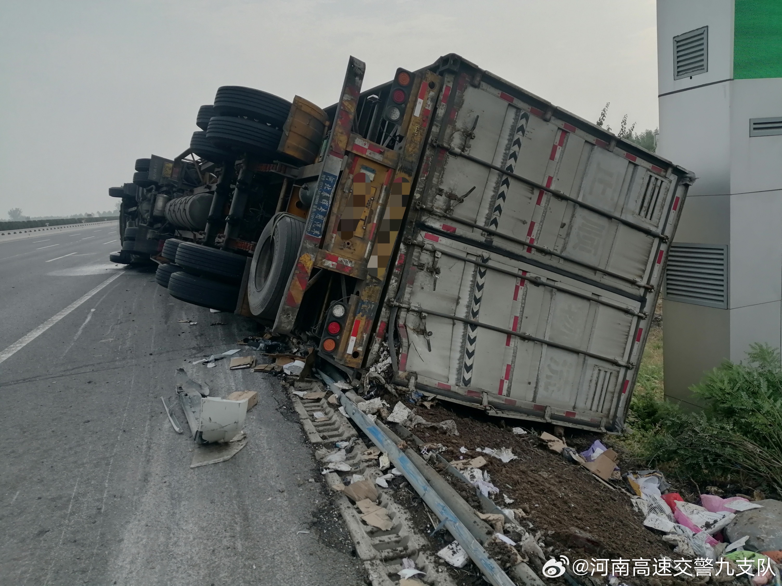 货车爆胎引发事故，旁边小车遭遇瞬间损毁，车屁股消失