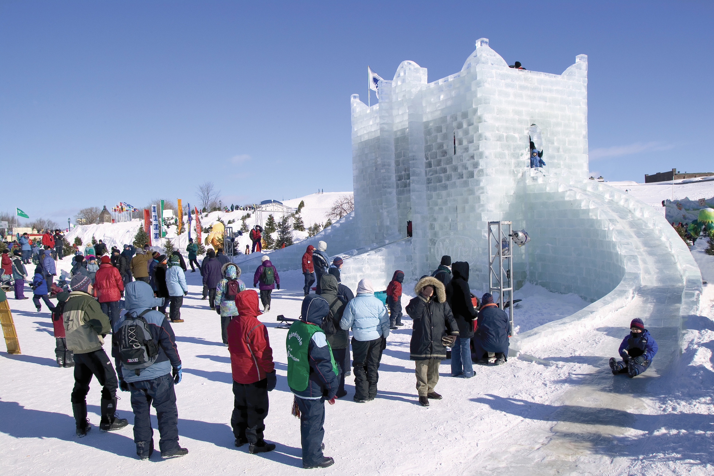 多地冬季旅游活动丰富，冰雪经济持续繁荣