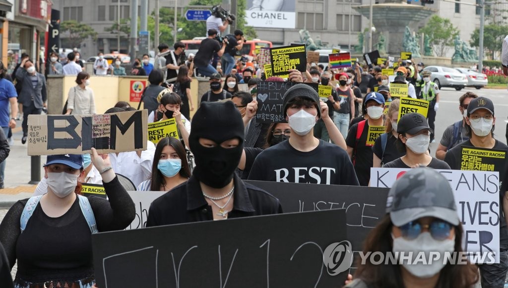 首尔示威游行背后的深层原因及其影响探究