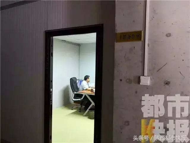 女子门缝塞卡片引发业主不期而遇的微妙人际互动故事