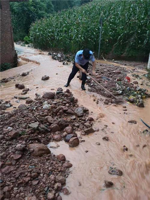 暴雨天气出行安全指南，避免隐患，平安出行