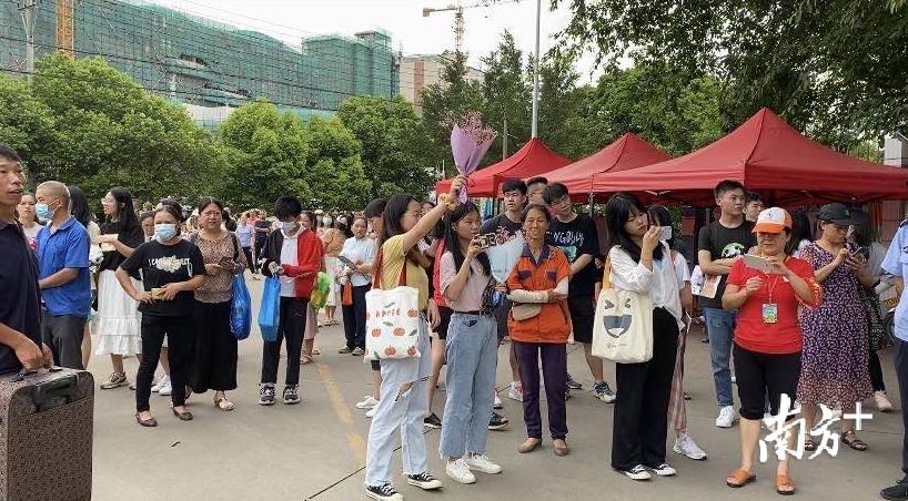 旅行中如何有效管理饮食，避免暴饮暴食指南